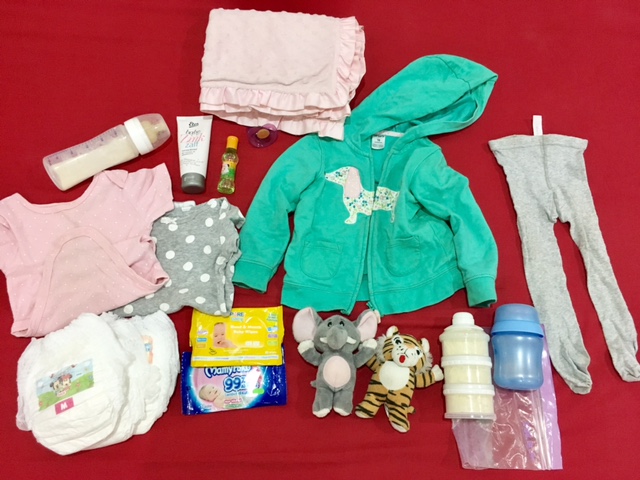 barang yang harus dibawa di tas bayi saat traveling naik pesawat