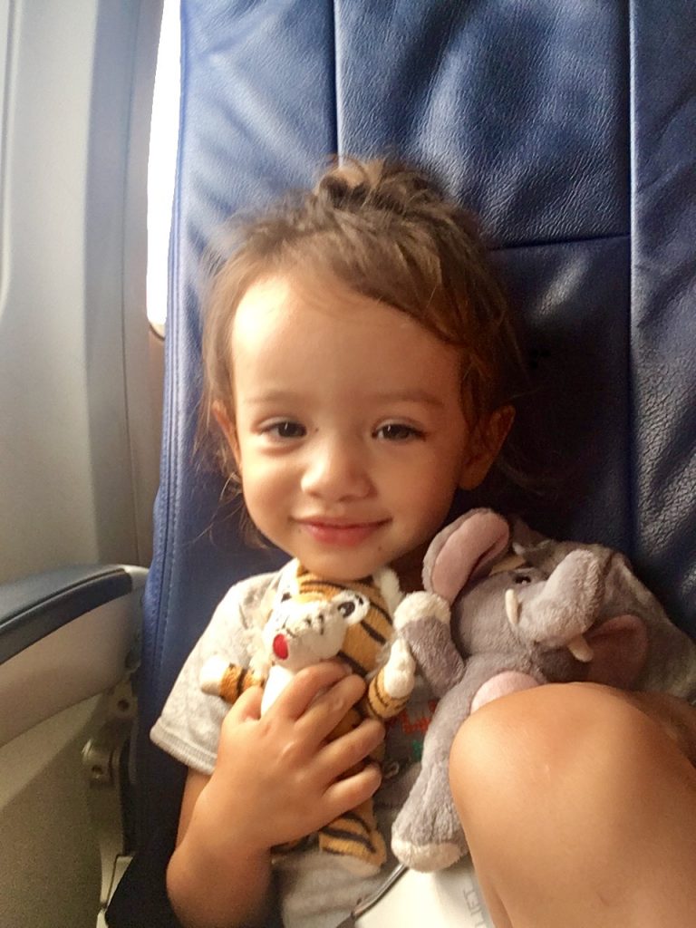 Sienna Little Explorer senang dengan boneka-bonekanya