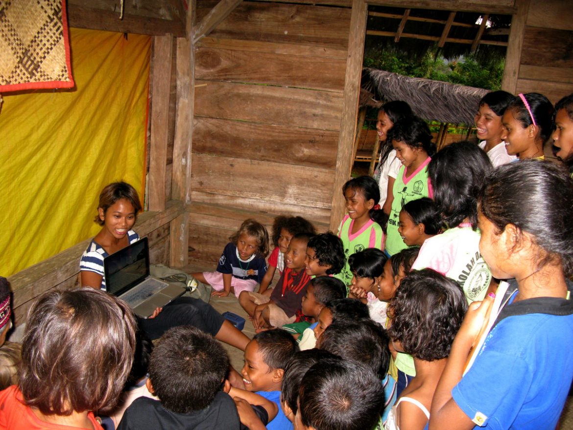 Volunteering activities. Teaching locals. Teaching locals in India.